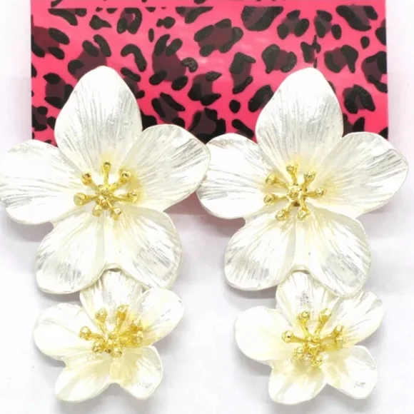 Betsey Johnson Flower earrings - Picture 2 of 3
